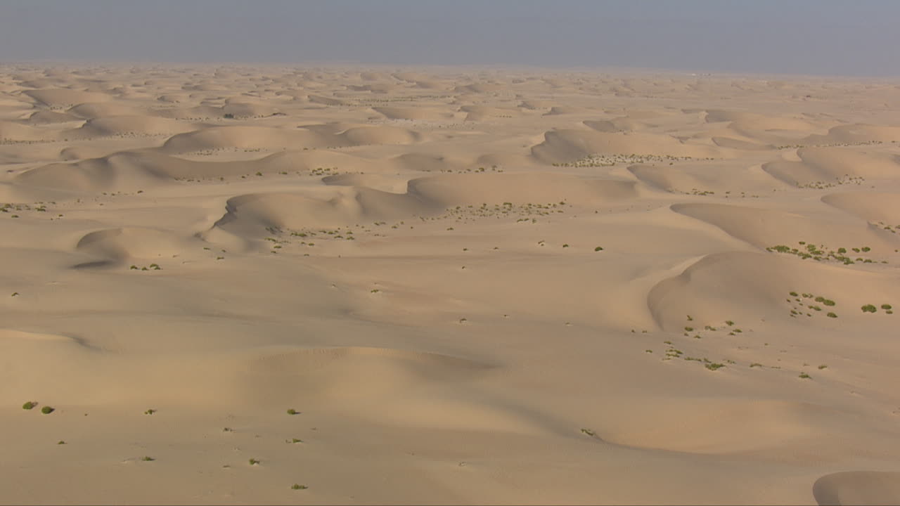helicóptero aéreo de bajo establecimiento de las vastas dunas del desierto árabe, emiratos árabes unidos