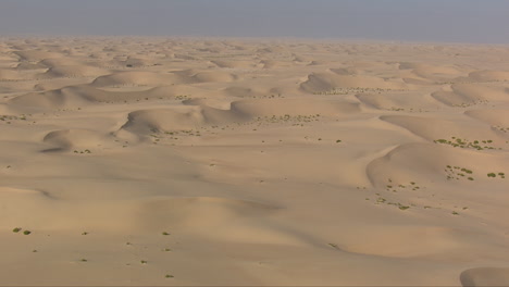 Helicóptero-Aéreo-De-Bajo-Establecimiento-De-Las-Vastas-Dunas-Del-Desierto-árabe,-Emiratos-Árabes-Unidos