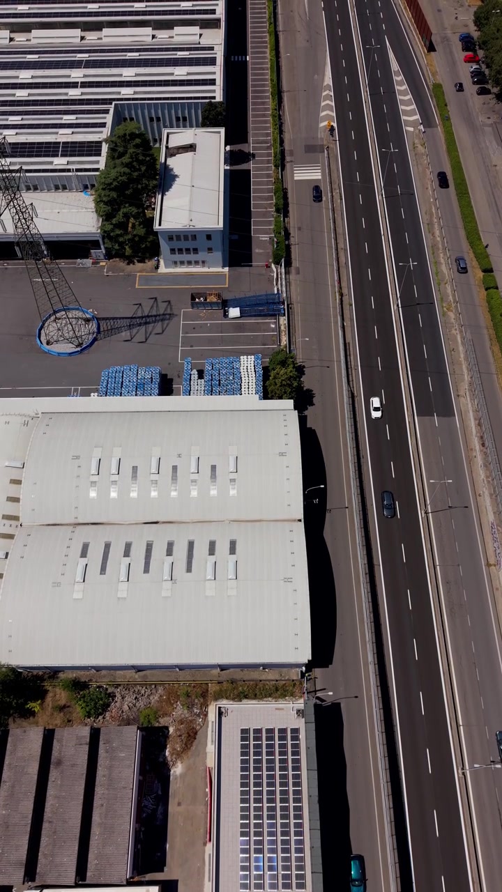 Luftfoto af industrielt logistikknudepunkt langs Milanos motorvejskorridor