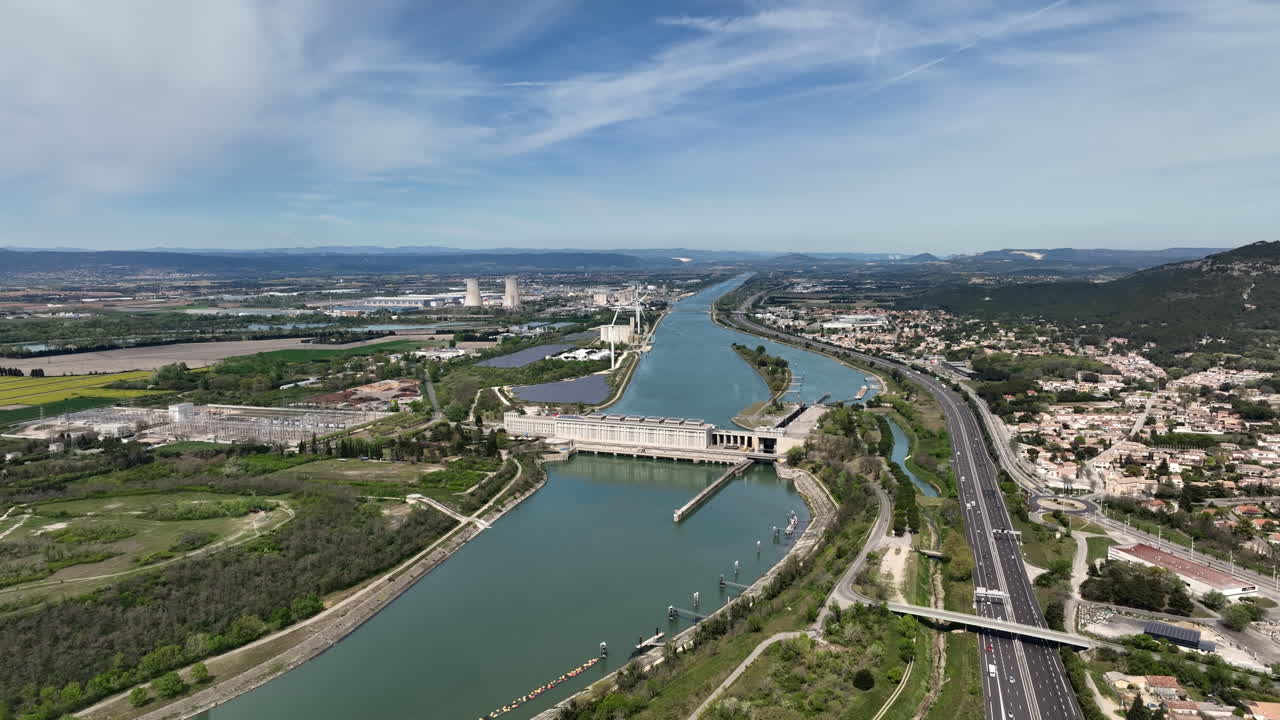 vista aérea: la presa de donzère-mondragon, una central eléctrica histórica de energía hidroeléctrica, eólica,