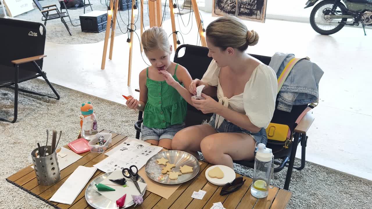 Madre e hija decorando galletas