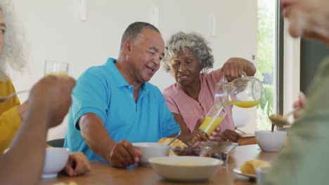 Gente-Feliz-Y-Diversa-Desayunando-En-Una-Casa-De-Retiro