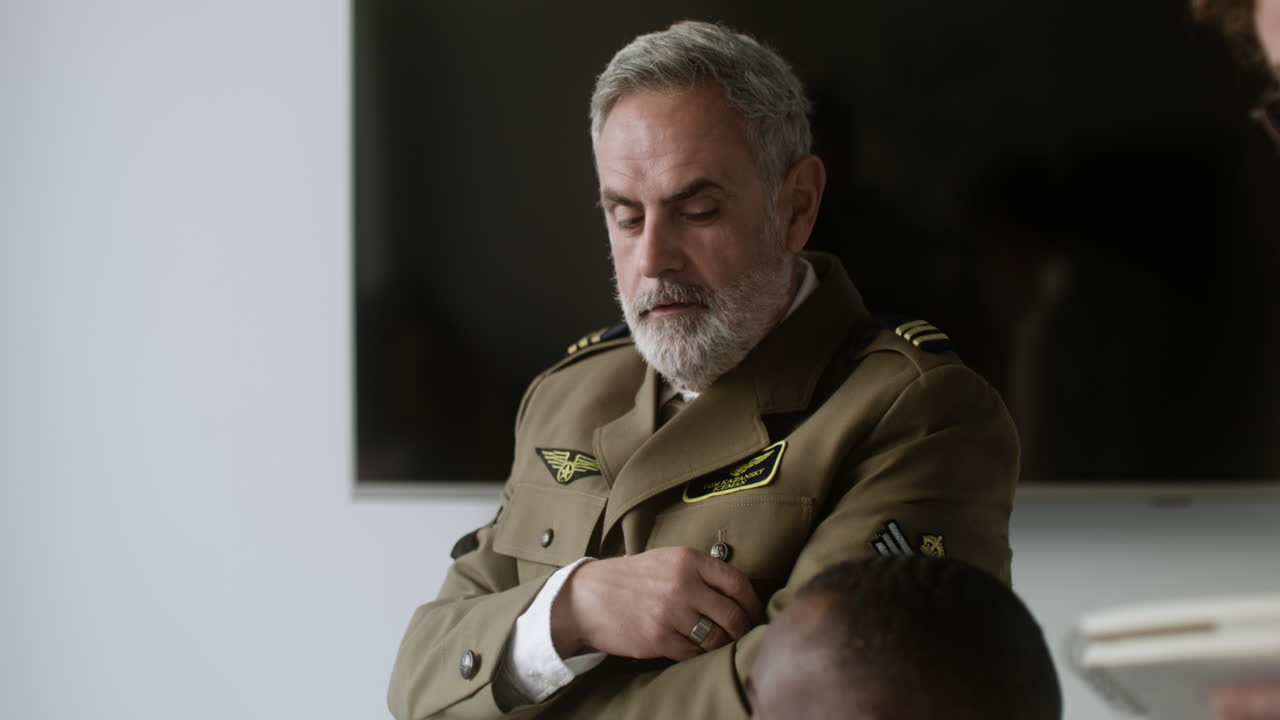 hombre escribiendo en la computadora portátil