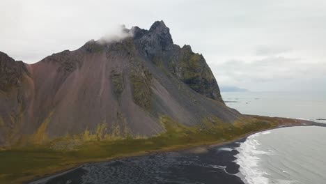 Ein-Papageientaucher,-Der-In-Der-Nähe-Der-Drohne-Am-Strand-Von-Höfn-Fliegt