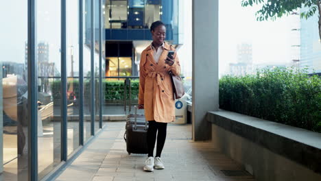 Walking,-business-and-woman-with-smartphone