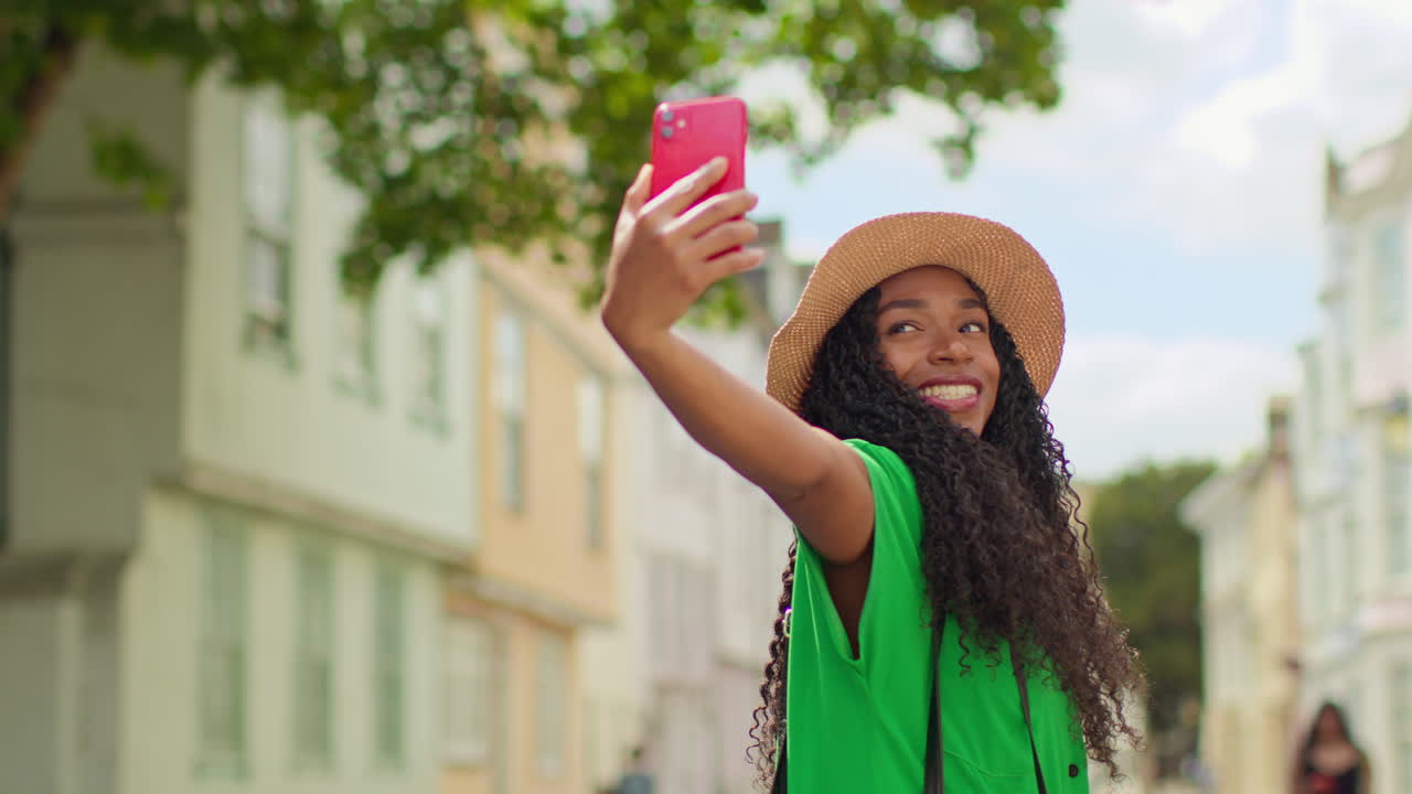 turista femenina con cámara en vacaciones en oxford, reino unido, explorando la calle de la ciudad caminando a lo largo del pasaje de cordero y bandera hacia la cámara