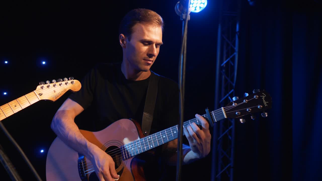 banda de rock de concierto actuando en el escenario con dos guitarras eléctricas cantantes. video musical punk, heavy metal o grupo de rock. banda de instrumentos de cámara lenta de dos hombres