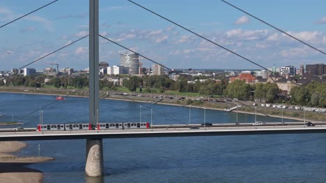 Zug-Fährt-Auf-Der-Rheinbrücke,-Transportszene-Aus-Düsseldorf,-Deutschland