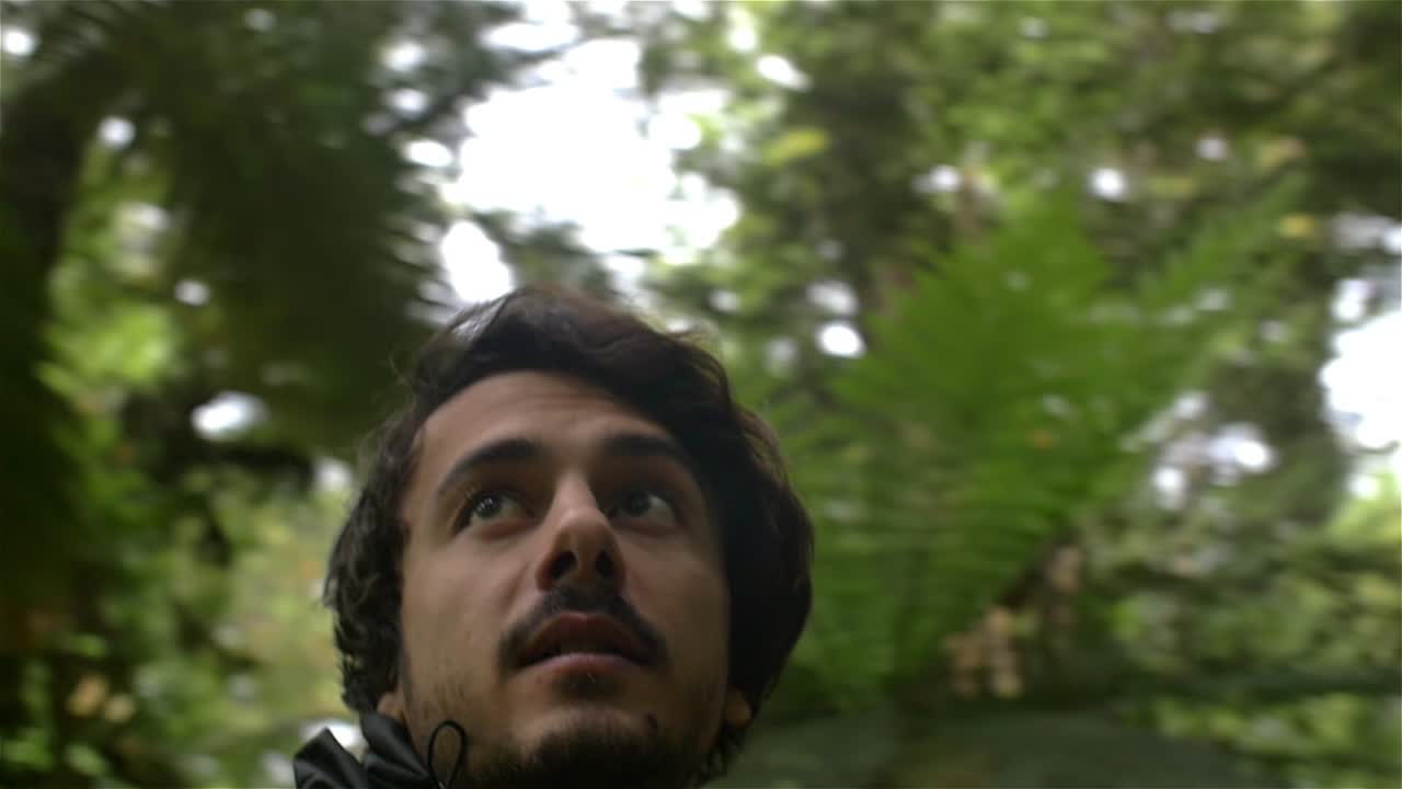 숲 현장에서 놀라운 젊은 남자