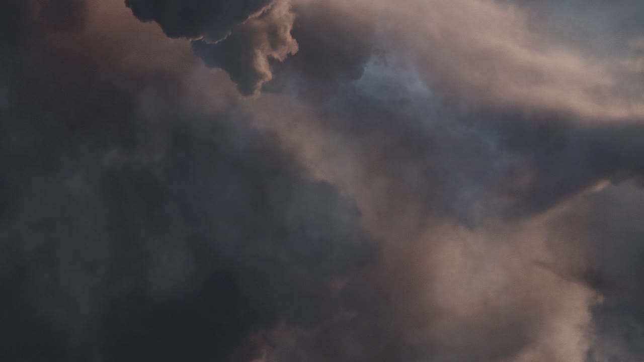 relámpagos y tormenta sobre el cielo oscuro por la noche
