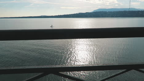 Paddler-sur-le-Lac-Léman-un-dimanche-matin---Paddler-on-Lake-Geneva-on-a-Sunday-morning