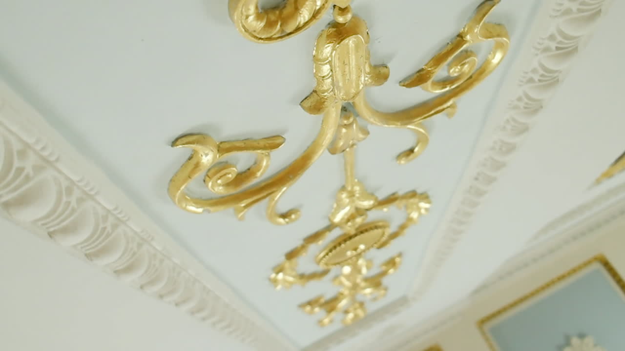 장식 된 금 잎 천장 장식