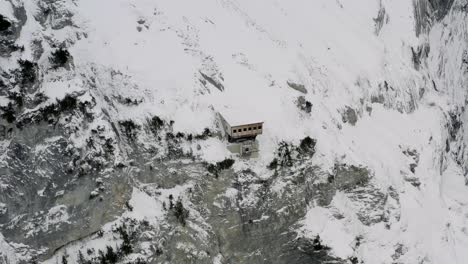 Drohnenaufnahme-Des-Verschneiten-Grindelwald-Und-Des-Eigers-In-Der-Wunderschönen-Schweizer-Berglandschaft