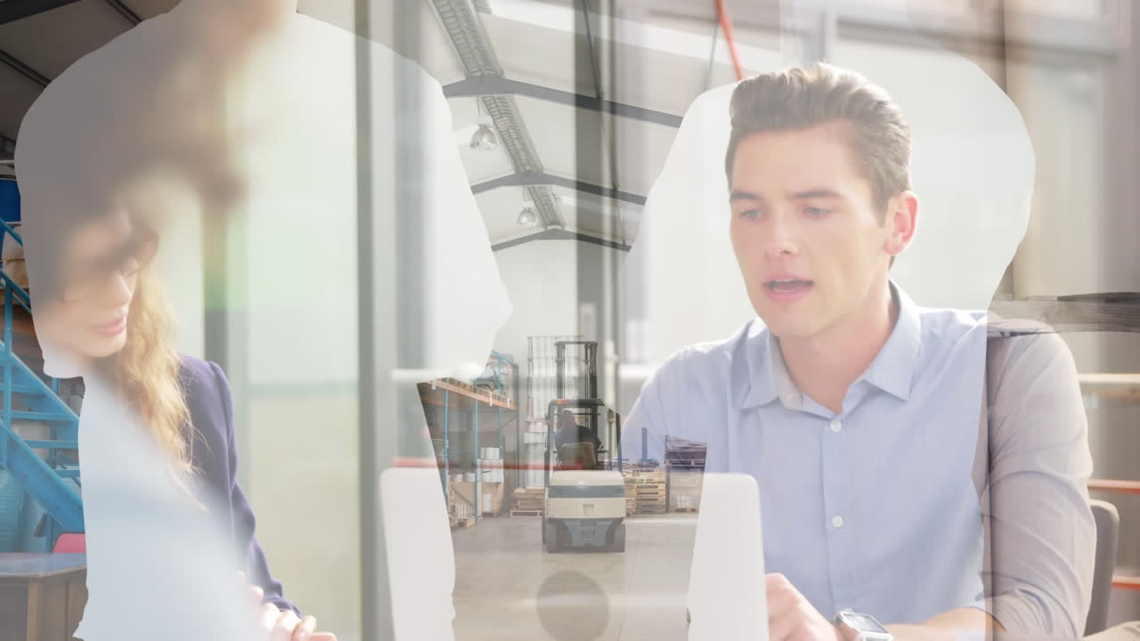 анимация деловых людей над складом