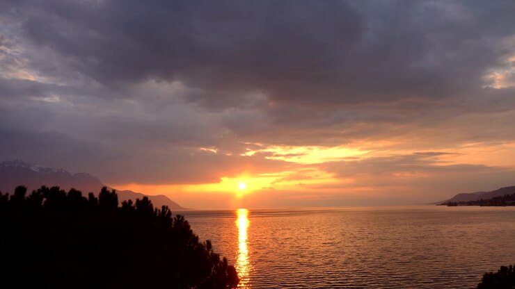 Una panoramica rivela un vivido tramonto scenografico sul Lago di Ginevra a Montreux, in Svizzera