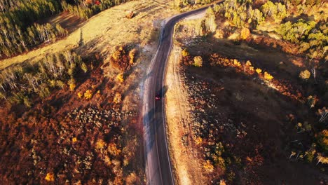 Imágenes-Serenas-De-Drones-De-Un-Automóvil-Conduciendo-A-Través-De-Un-Paisaje-Impresionante-Durante-La-Puesta-De-Sol-En-Utah,-EE.-UU.