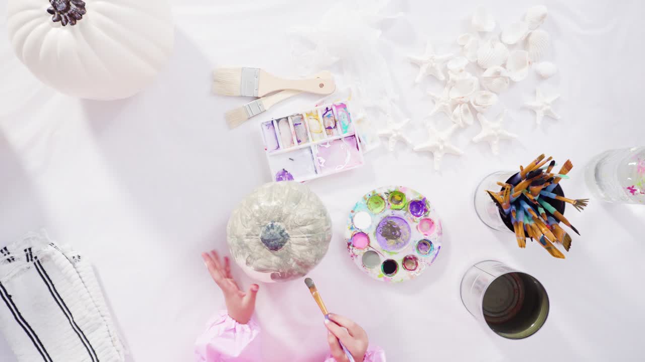 아크릴 페인트로 호박을 칠하는 공예