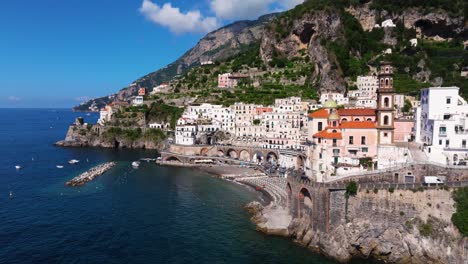 Hermoso-Dron-Orbital-Disparado-Sobre-Atrani,-Pueblo-Costero-En-La-Costa-De-Amalfi,-Destino-Turístico-Italiano