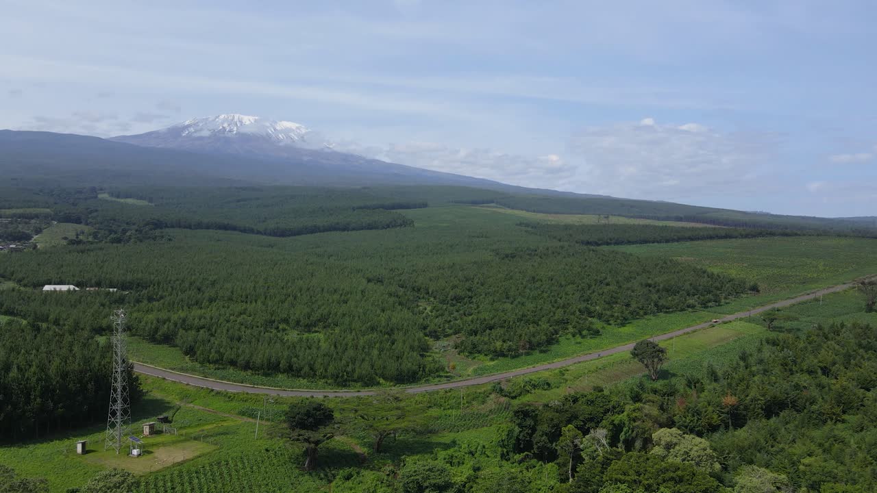 vista del monte kilimanjaro en el campo africano - toma aérea de drones
