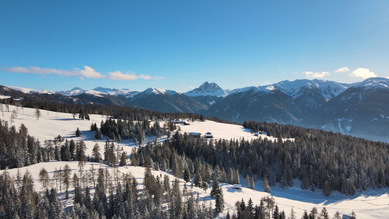 hermosos alpes italianos durante el invierno con árboles llenos de nieve y una increíble puesta de sol