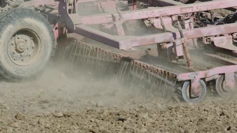 un tractor arando un campo agrícola seco, preparando la tierra para la siembra. industria agrícola. procesamiento del campo en la granja.