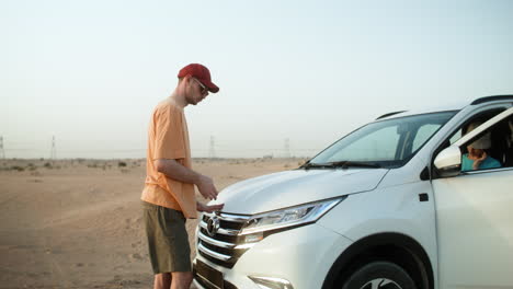 Coche-Averiado-En-El-Desierto.