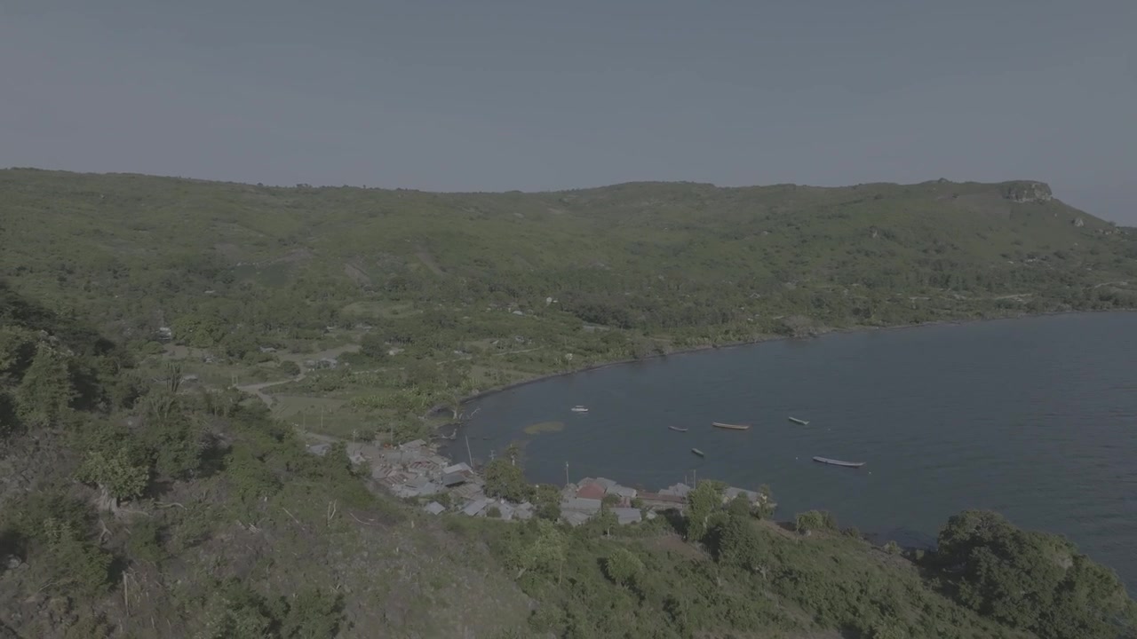 Isola di Mfangano sul Lago Vittoria. Ripresa aerea con drone che mostra un villaggio di pescatori sulla riva.