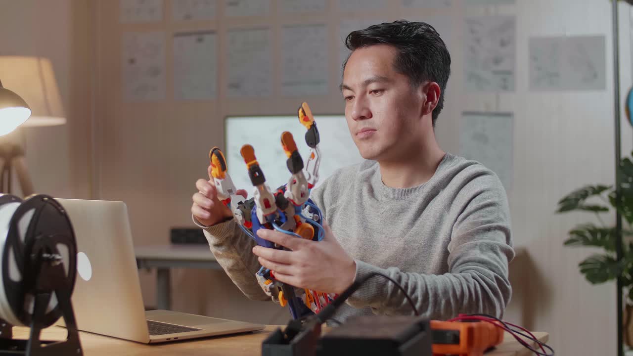 hombre trabajando en un proyecto de mano robótica