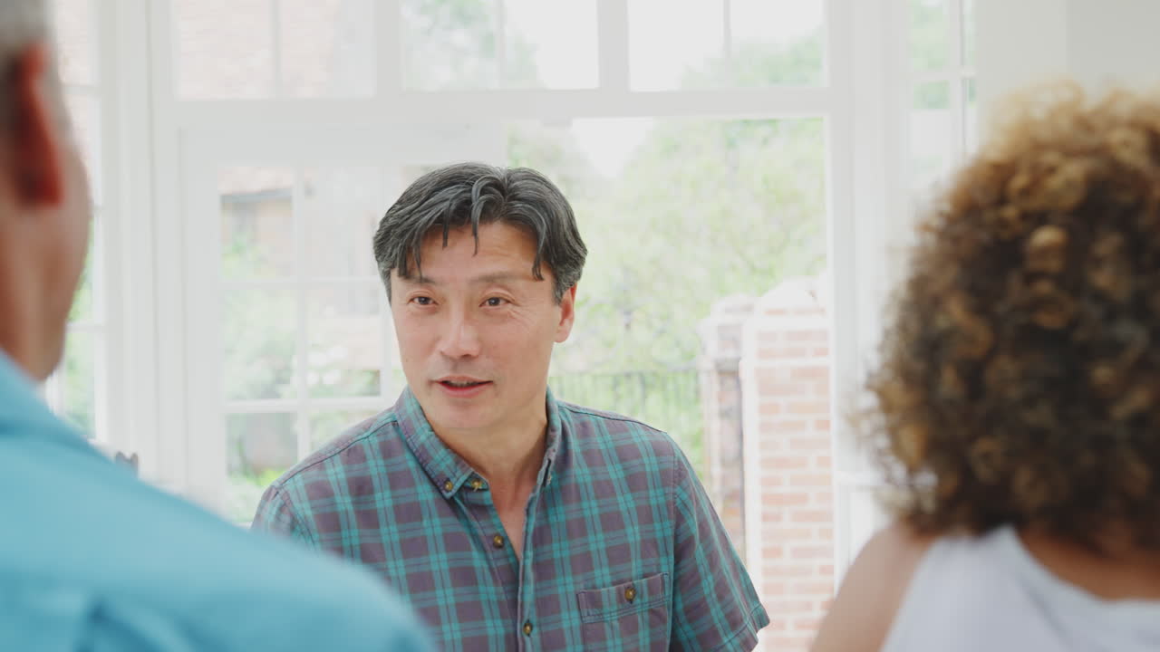 여름 휴가 중 다문화 노인 친구 그룹이 휴가 아파트에서 술을 마시기 위해 모였습니다.