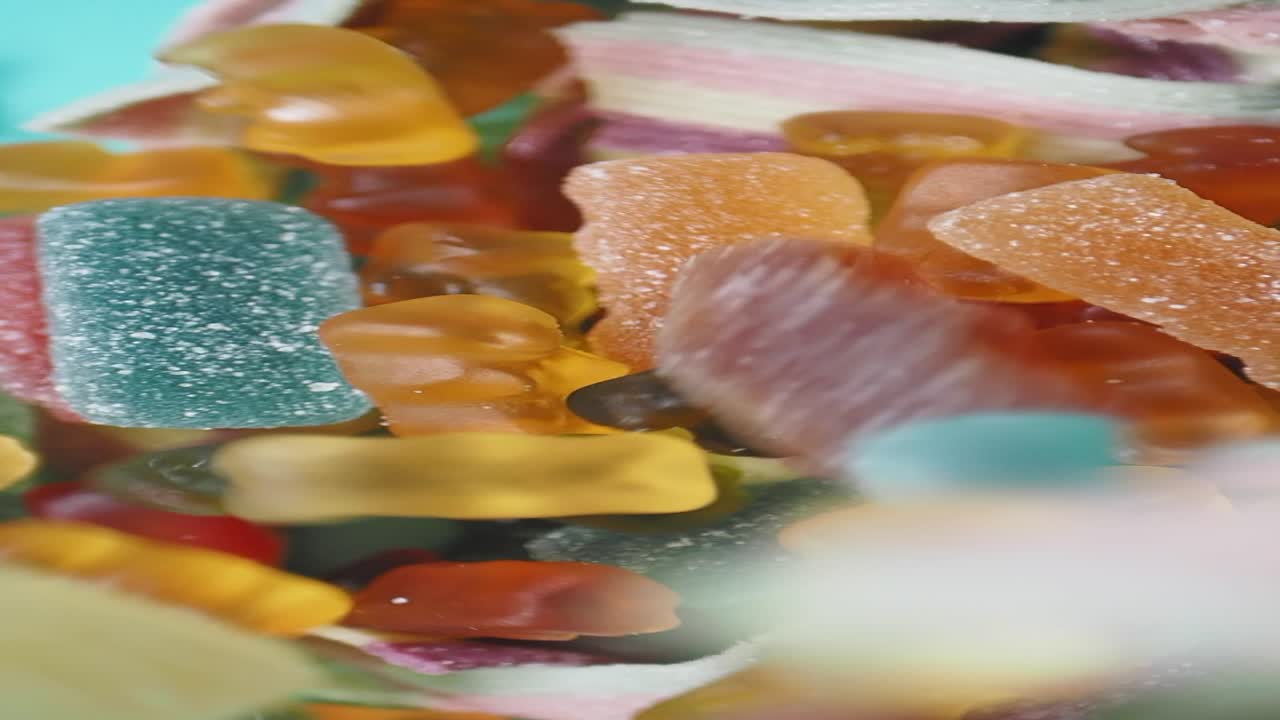 una variedad de dulces de colores