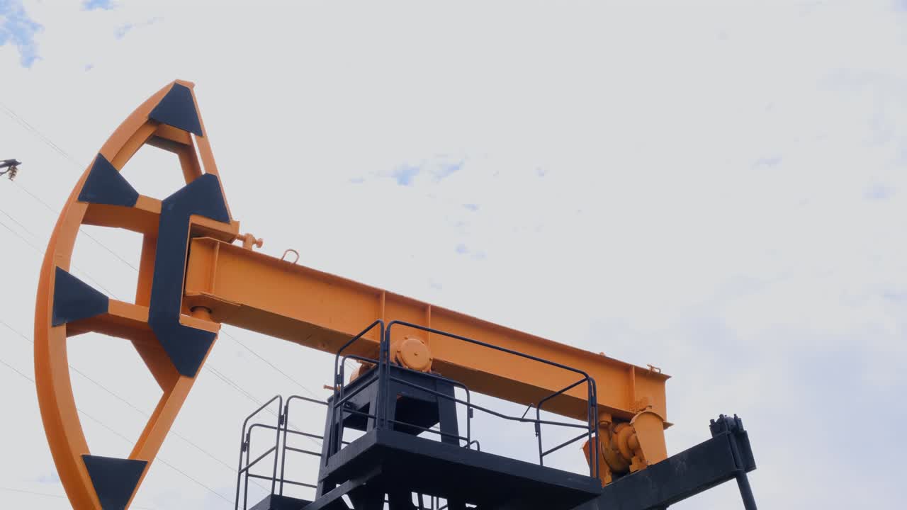 el concepto de producción de petróleo, refinación y el costo de un barril de petróleo