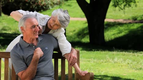 Una-Anciana-Relajándose-Con-Su-Marido-En-Un-Banco.