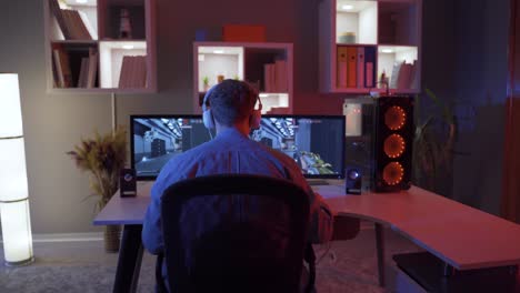 jugador profesional de esports jugando videojuegos en su computadora.