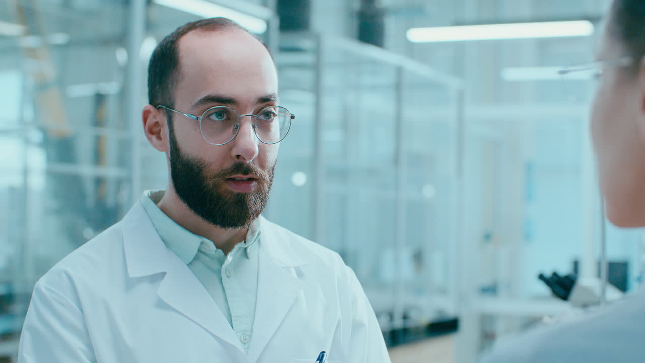 Técnico de Laboratório em Discussão Profissional com Colega