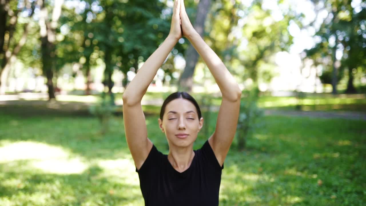 공원에서 명상 하는 여자