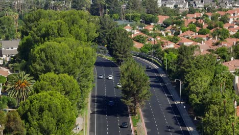 Teleaufnahme-Aus-Der-Luft-Des-Verkehrs-Auf-Einer-Frisch-Asphaltierten-Straße-In-Orange-County,-Kalifornien