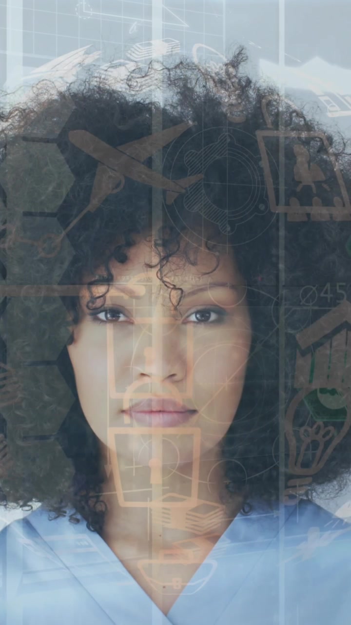 Animazione di una rete di connessioni con icone su una donna che guarda la telecamera.