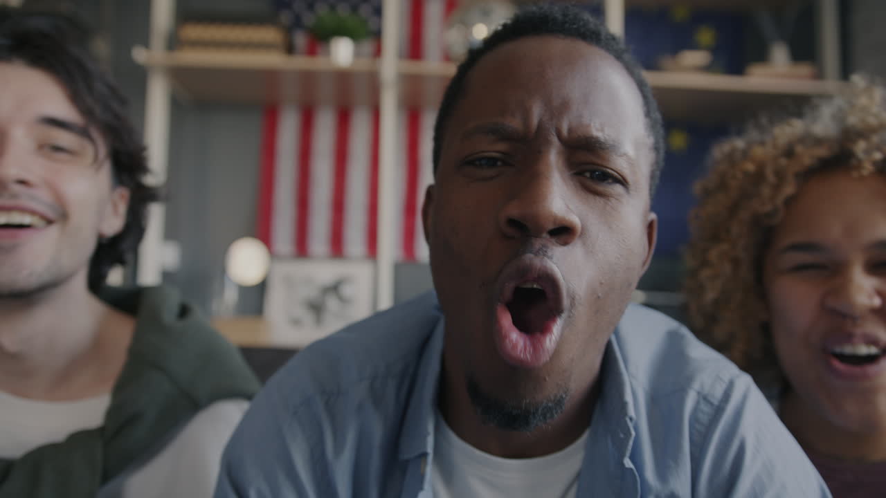 amigos celebrando una victoria