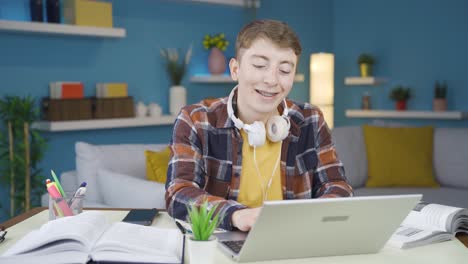 Estudiante-Feliz-Estudiando-En-Casa.