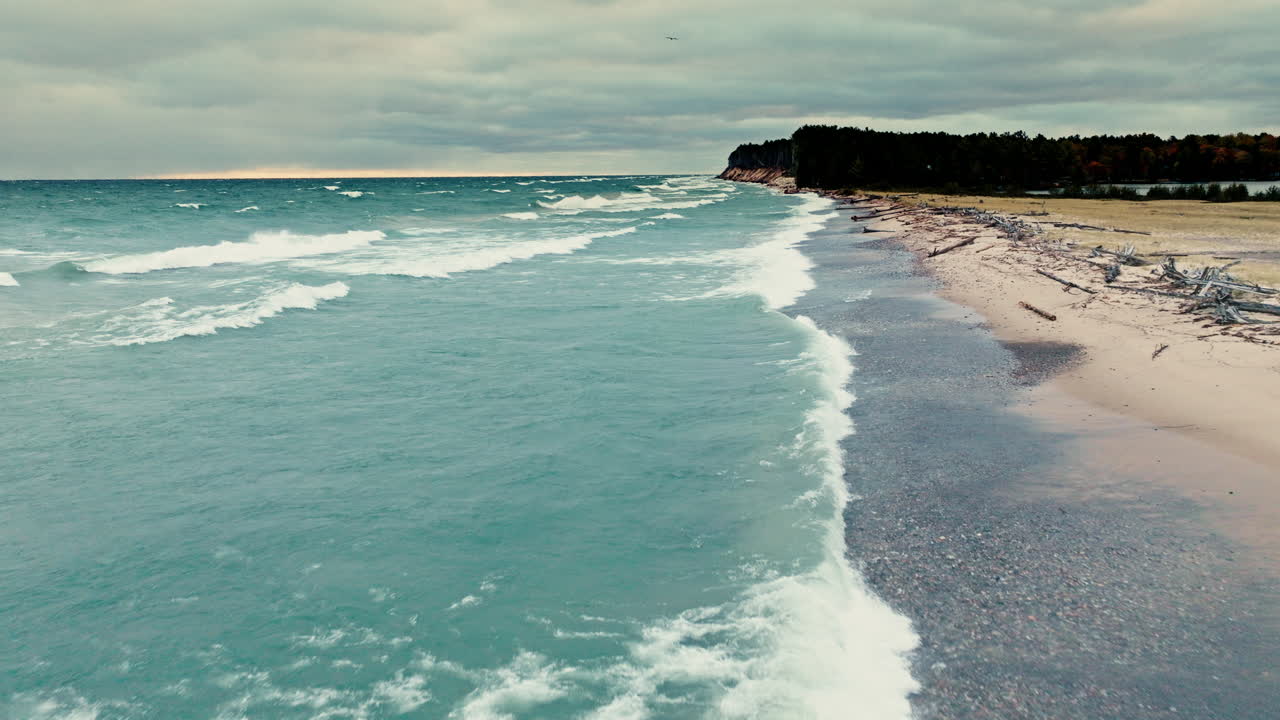 disparo de un dron volando sobre la playa del lago superior en el norte de michigan