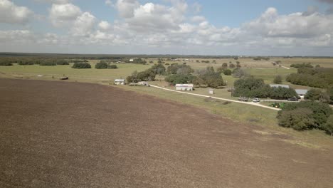 Paso-Elevado-De-Tierras-De-Cultivo-En-El-Oeste-De-Texas-En-Un-Día-Soleado-Con-Algunas-Nubes-Alrededor