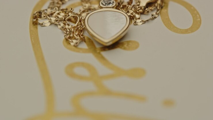 Macro ripresa in tilt-up di una bellissima collana d'oro con un piccolo diamante nel ciondolo