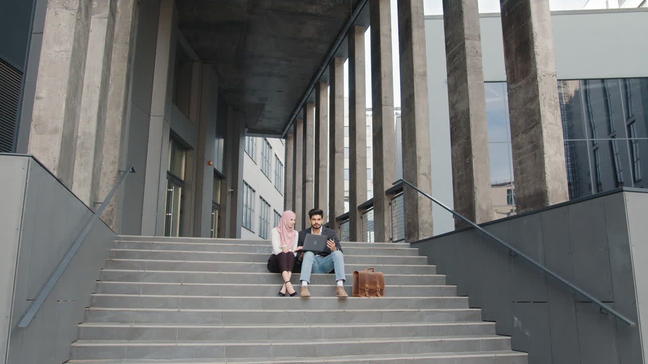 pareja de negocios que trabajan juntos afuera