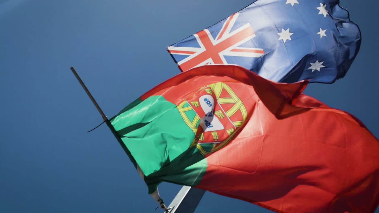 испанские и австралийские флаги флаги размахивают в ветре вместе