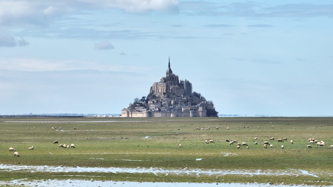 산 세인트 미 (mont saint-michel) 은 섬의 요새로 중세 시대의 유산을 보존하고 있습니다.