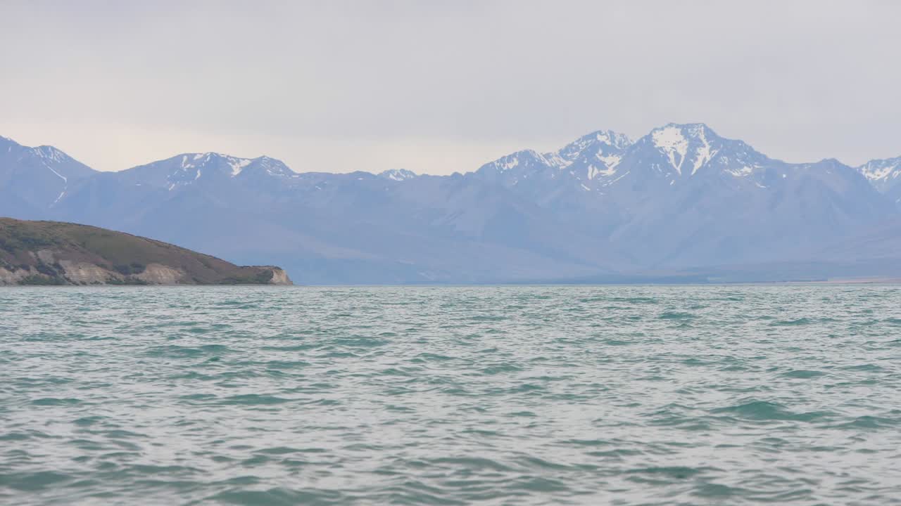 눈 덮인 산이 있는 호수