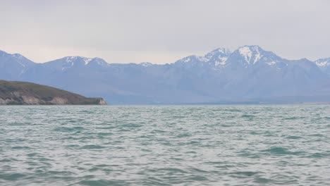 Lago-Con-Montañas-Nevadas