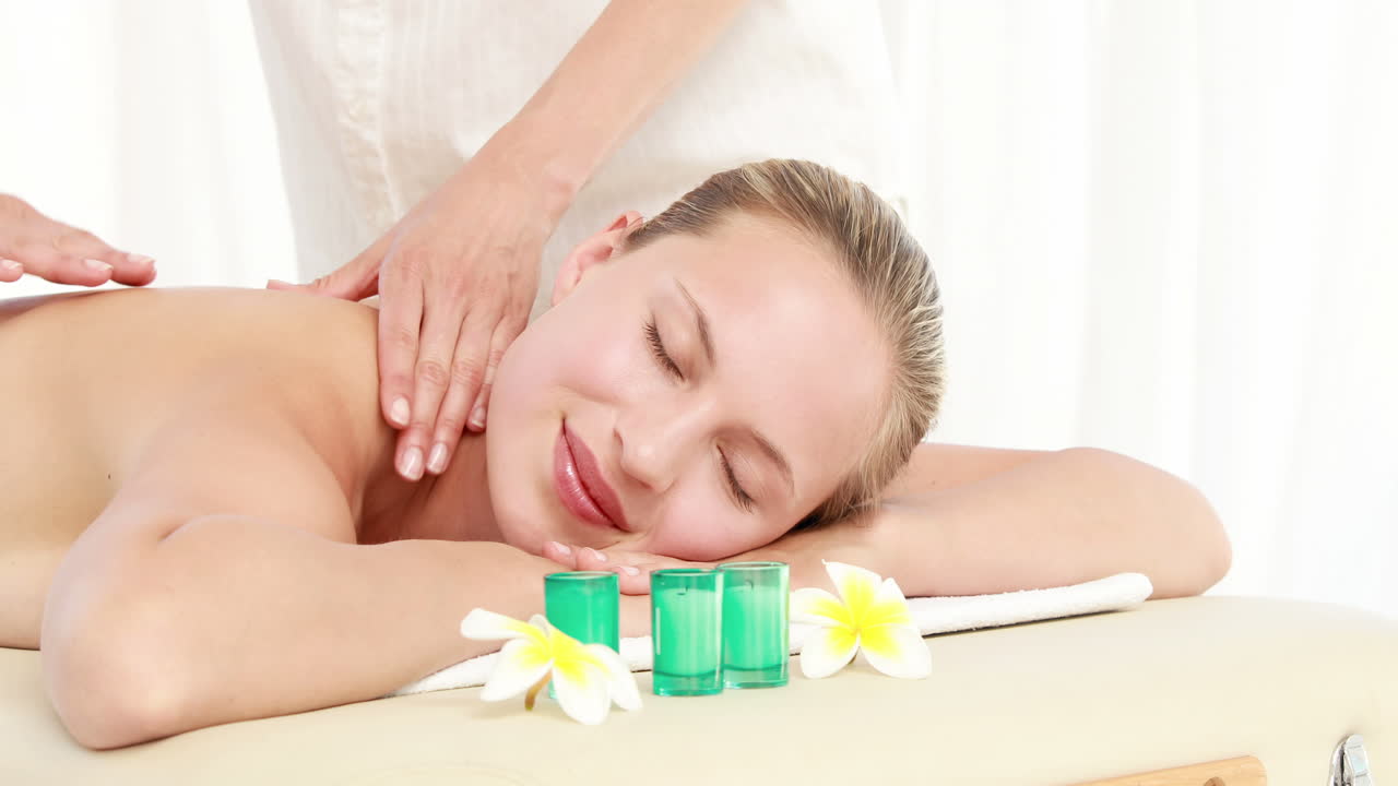 마사지 의사가 고객 의 등 을 마사지 하고 있다