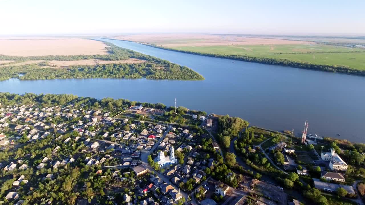 우크라이나 오데사 지방의 빌코보 시 (vilkovo) 는 여름에 공중에서 볼 수 있다.
