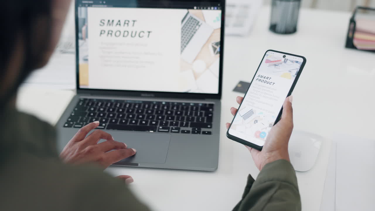 mujer comparando portátil y teléfono inteligente